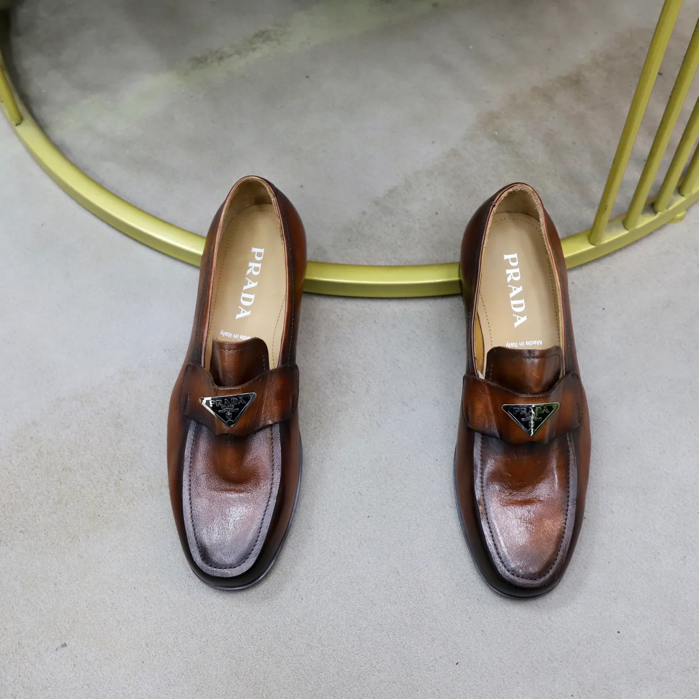 Ex-factory price: 520💰[PRADA] Prada's new casual men's shoes are launched in Hong Kong counters. Official website 1:1 production. Italian washed cowhide + water-dyed leather lining. Designed by European and American masters. Perfect shape to create counter quality, solid color rubber wear-resistant outsole and classic dazzling head! Super versatile and very comfortable. High-end without losing taste, fashionable and novel! ! Absolute focus! 3 colors available! Code number 38-45